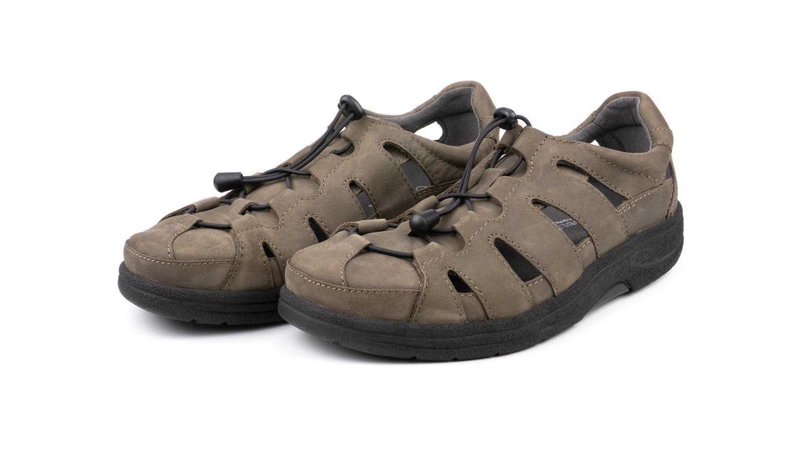 OSKAR Schuhe aus FettNubuk in borke, seitlich auf einem hellen Untergrund positioniert, zeigen elegante Schnürung und robustes Design.