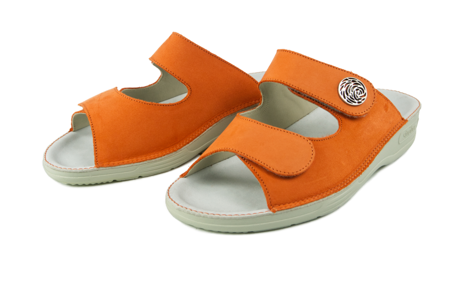 ANNA Schuh in orange aus Nubukleder, seitlich mit Knopfdetail, auf einem neutralen Hintergrund platziert.