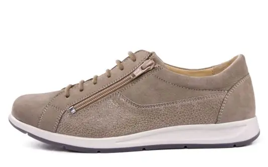 EDWINA Nubuk+LammVelour in kiesel, seitlich auf einem weißen Hintergrund präsentiert, zeigt die elegante Silhouette und die hochwertigen Materialien des Schuhs.