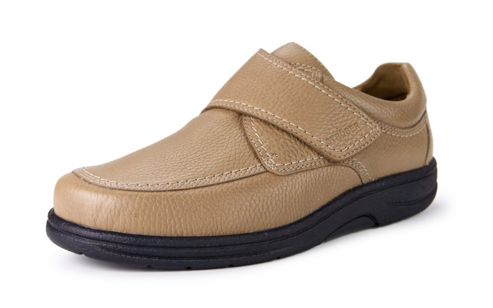 Der Schuh MAX Softcalf in kiesel liegt auf einer hellen Oberfläche und zeigt seine Weite H/J mit einem weichen, eleganten Design.
