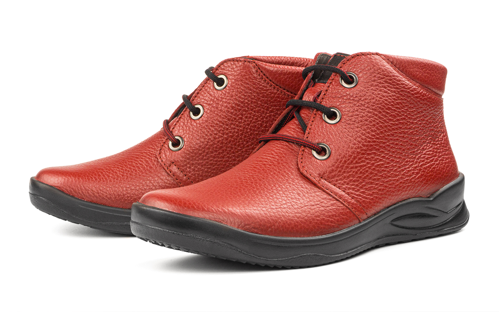 Der KALINA Hirsch + Nappa Schuh in vino und schwarz steht auf einem hellen Untergrund und zeigt seine elegante Verarbeitung und Farbkombination.