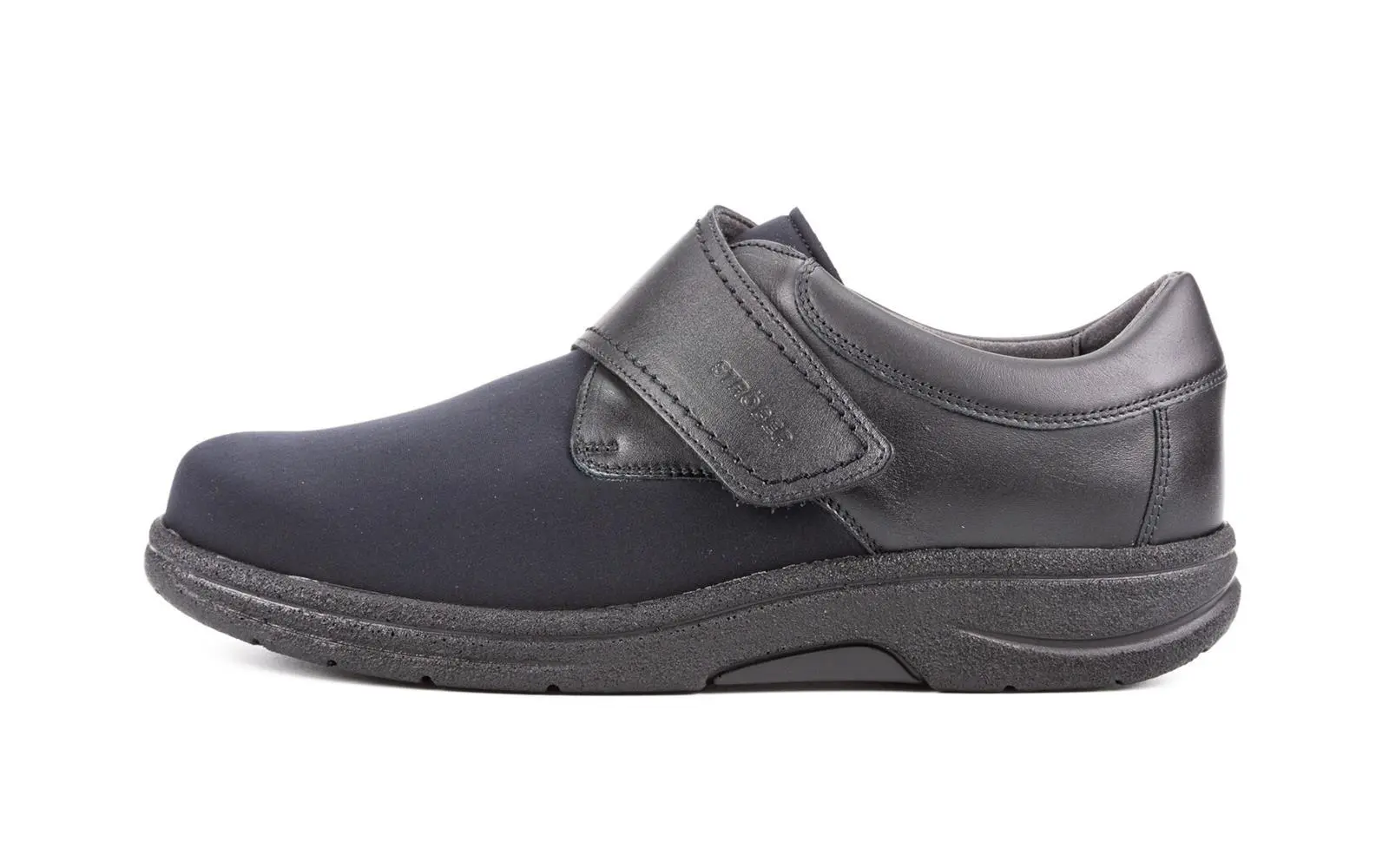 Der schwarze MANOLO Schuh aus SportNappa Neopren, seitlich im Fokus, zeigt elegantes Design und bequeme Passform. Ideal für sportliche Aktivitäten.