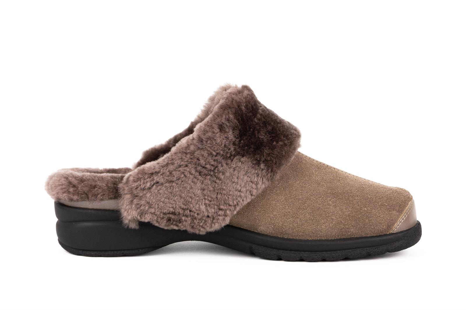 GABY Schuh aus Velour in Erdfarbe, seitlich auf einer neutralen Oberfläche präsentiert, mit sanften Lichtreflexionen.