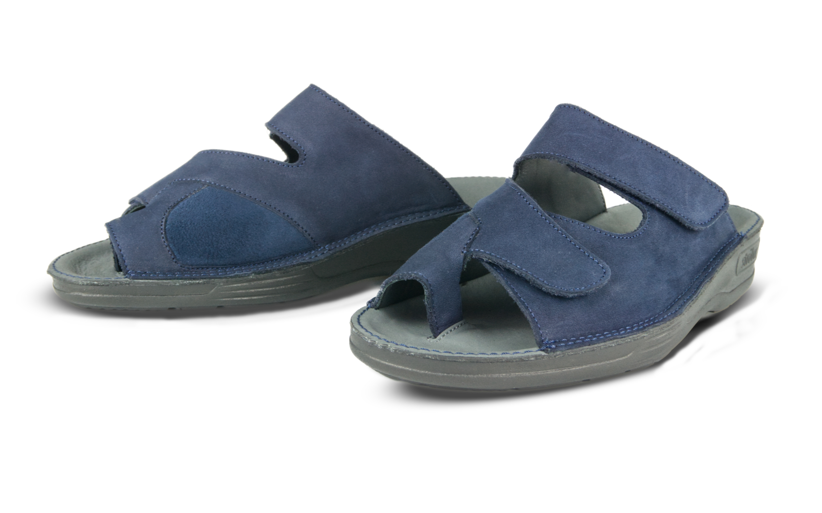Der AVA Nubuk+StretchVelour in marine steht frontal auf einem hellen Untergrund, mit weichem Obermaterial und stilvollem Design.
