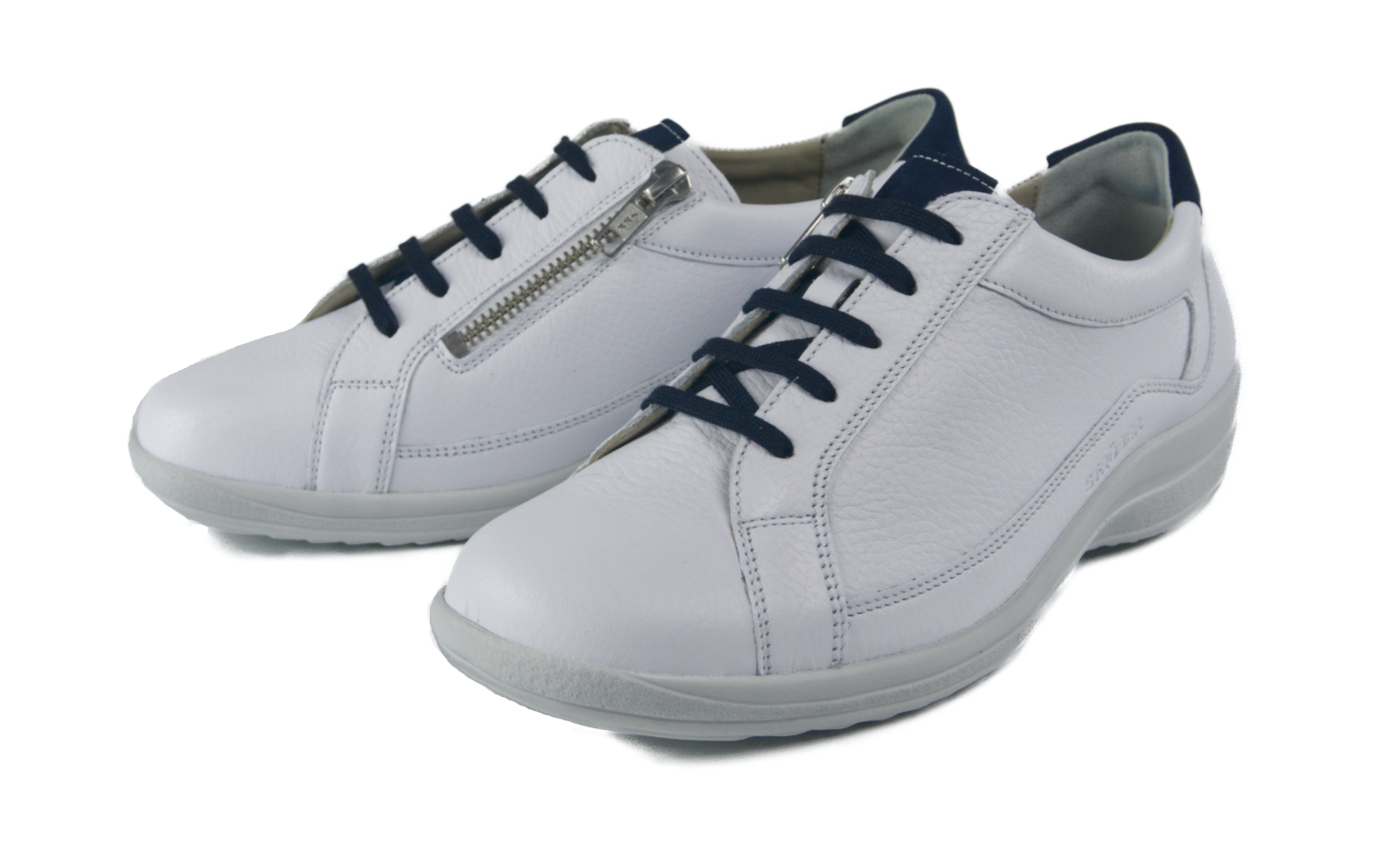 Der Schuh MARISSA NappaSoft+Nubuk in Weiß und Marine ist seitlich positioniert und zeigt seine elegante, zeitlose Form.