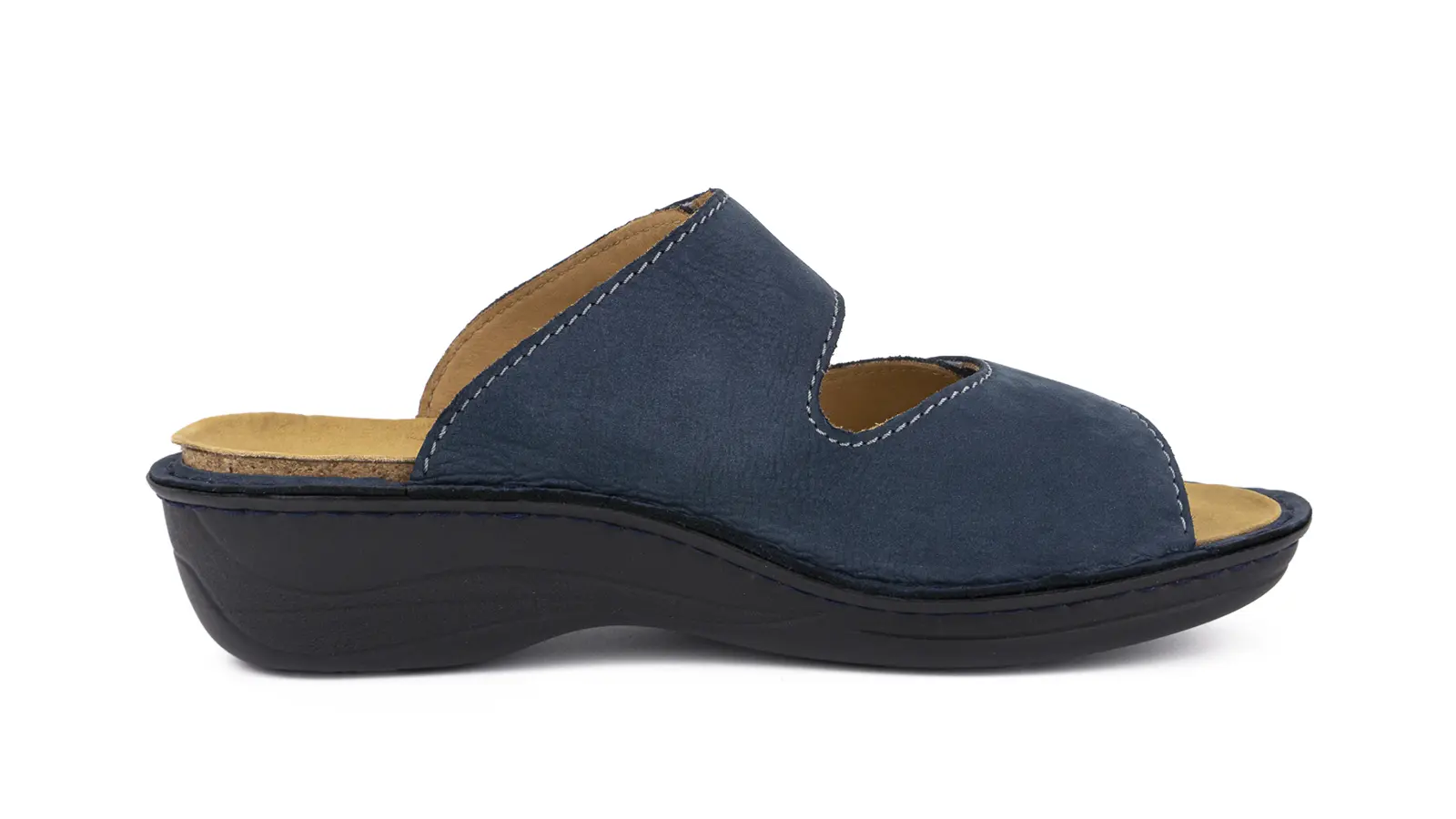 Der Schuh IDA aus Nubuk in Pazifikfarbe, ausgestattet mit Anti-Rutsch-Pads, elegant auf einem weißen Hintergrund platziert.
