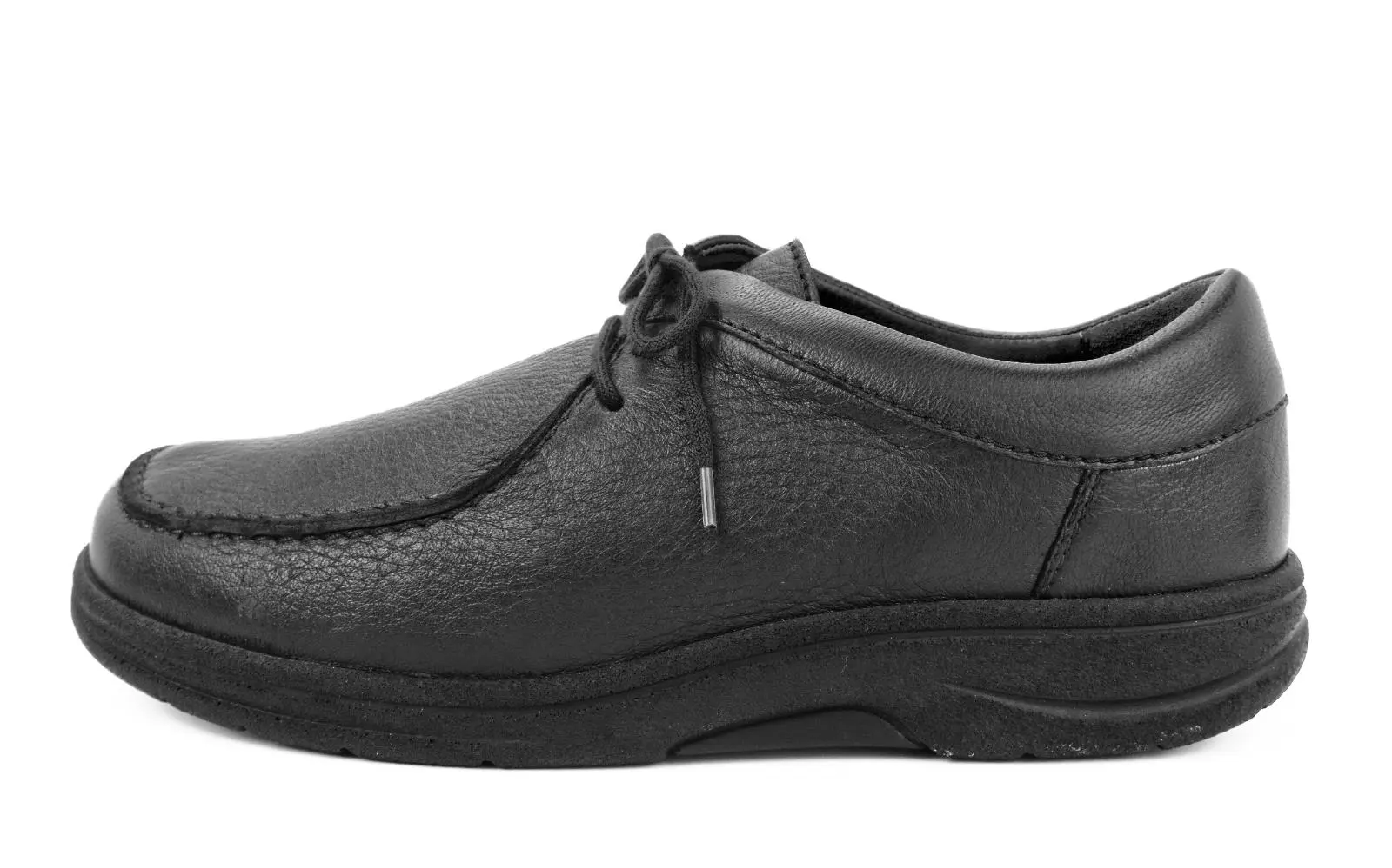 Der schwarze MELVIN Hirsch Schuh steht auf einem hellen Hintergrund und zeigt seine elegante Form und feine Verarbeitung.