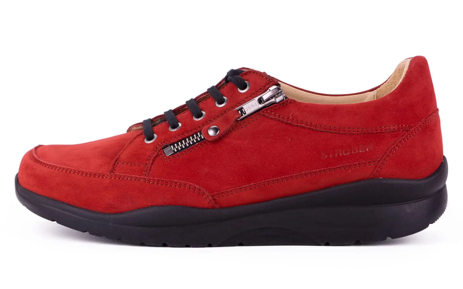 YUI Nubuk in rot, seitliche Ansicht, zeigt das elegante Design und die hochwertige Verarbeitung des Schuhs. Ideal für stilvolle Auftritte.