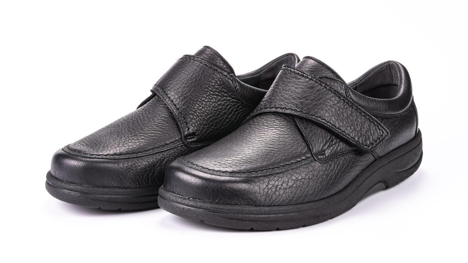 Der schwarze MAX Schuh aus Hirschleder in Weite K/M zeigt eine seitliche Ansicht, ideal für Komfort und Stil.