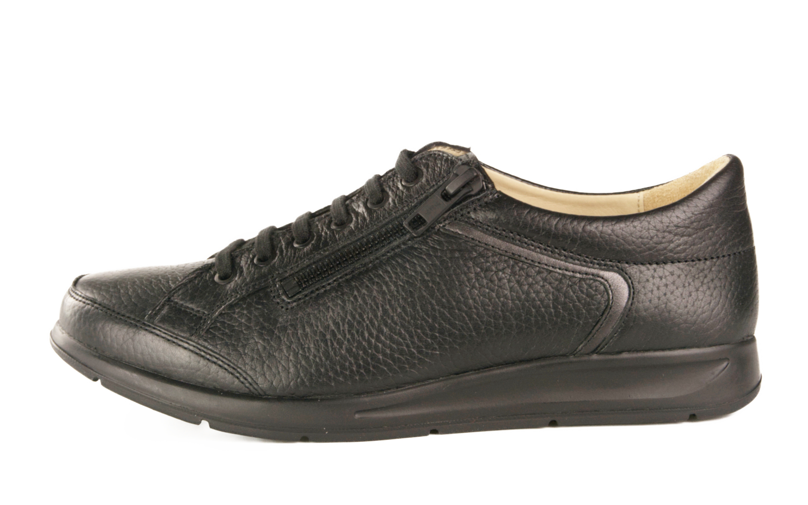 Der schwarze ELISA Hirsch + LammPerlato Schuh von Stroeber steht auf einem hellen Untergrund, zeigt die elegante Silhouette und feine Materialien.