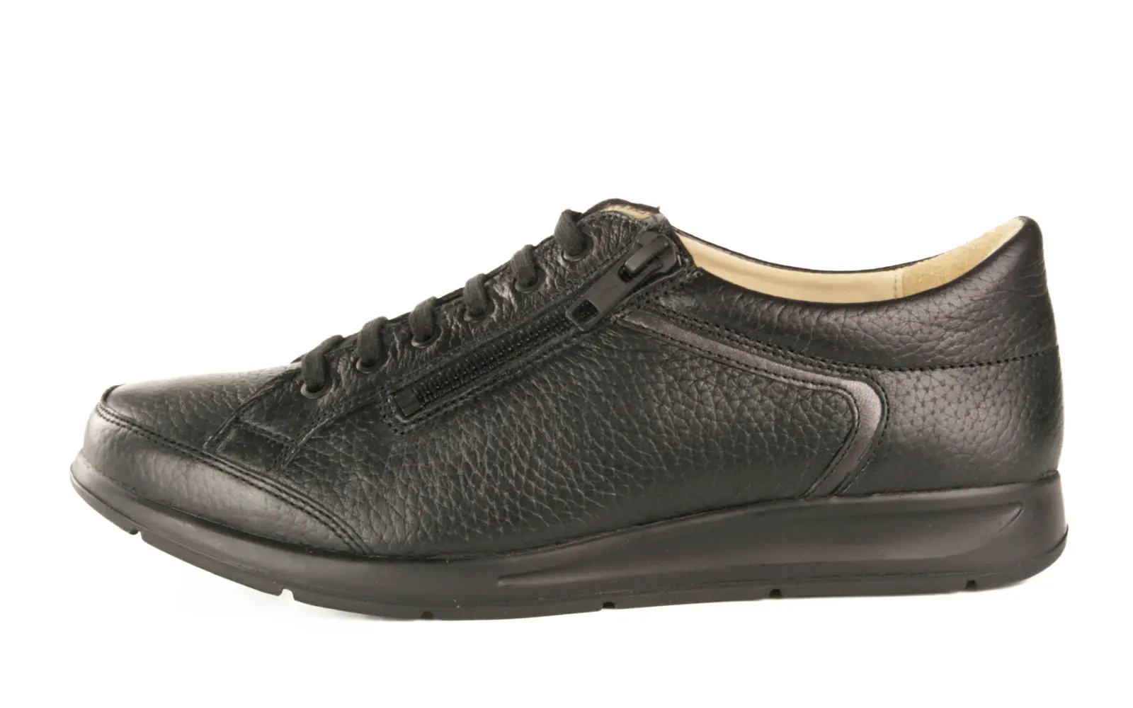 Der schwarze ELISA Hirsch + LammPerlato Schuh von Stroeber steht auf einem hellen Untergrund, zeigt die elegante Silhouette und feine Materialien.