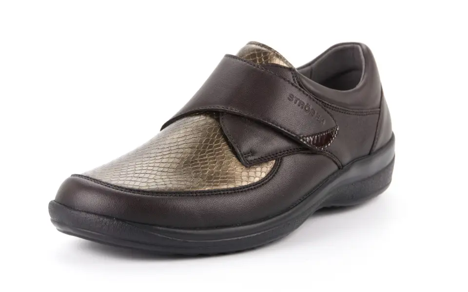 Der Schuh MURIEL LammNappa Stretch in espresso steht elegant auf einem hellen Hintergrund, der die glatte Oberfläche und das zeitlose Design betont.