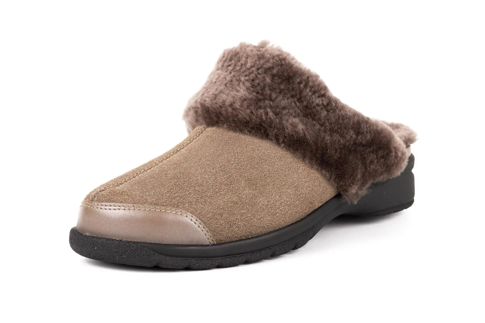 Eleganter GABY Velour-Schuh in Erdtönen, seitlich positioniert auf einem neutralen Hintergrund, zeigt seine weiche Oberfläche und stilvolle Form.