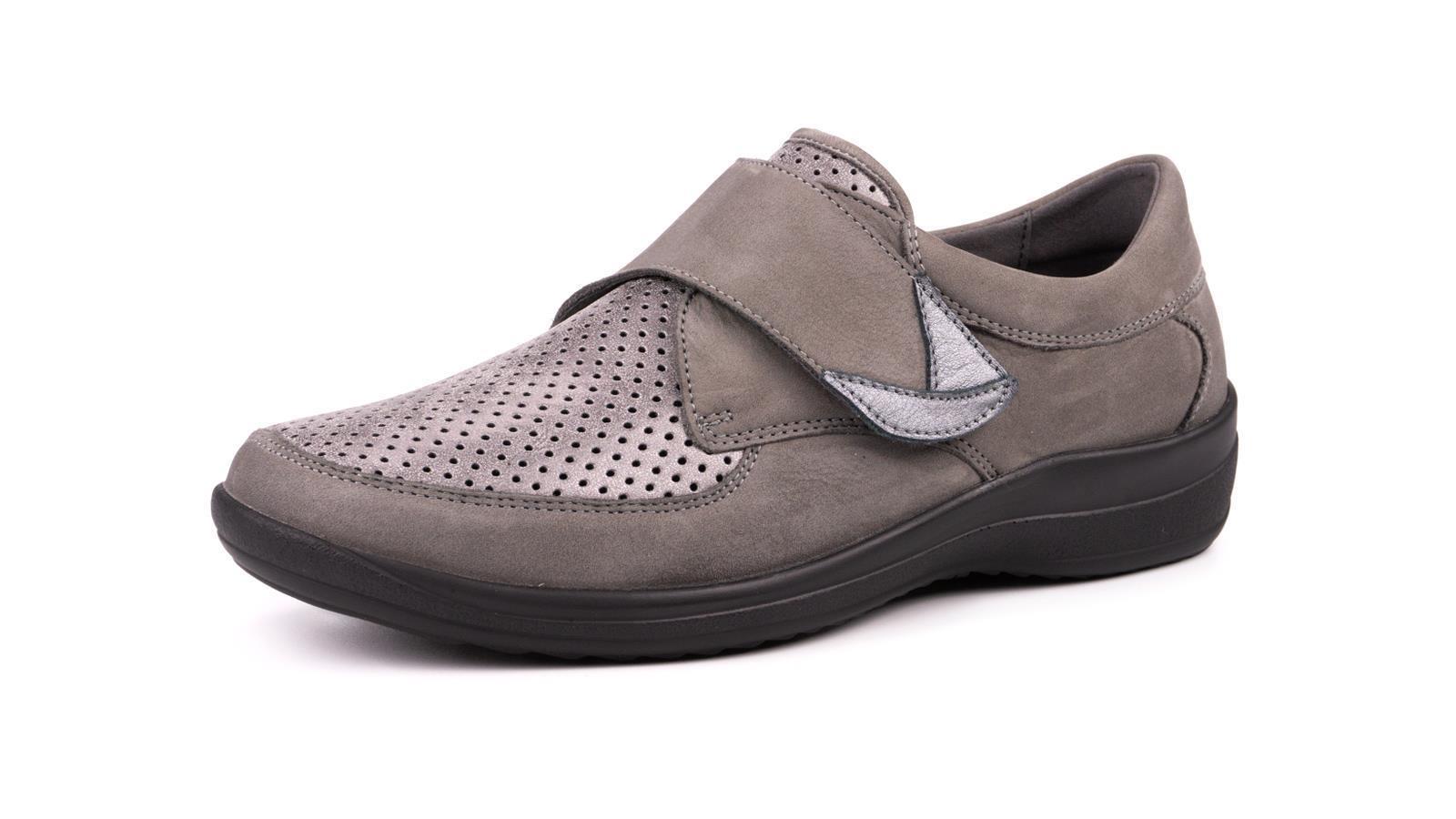 Der Schuh MARTA in grauem Nubuk-Stretch mit Canna-Details, seitlich auf einem neutralen Hintergrund platziert.